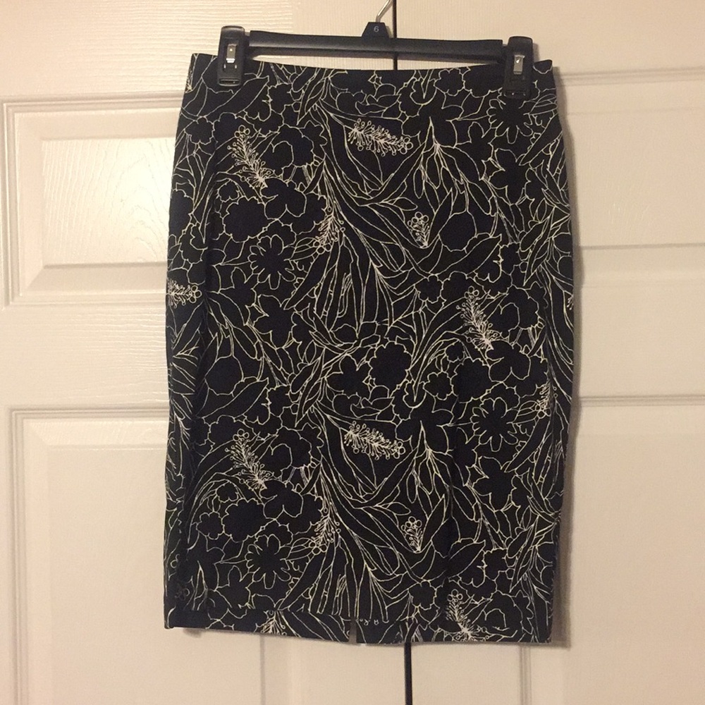 NY&C floral pattern B&W pencil skirt - Sz. 0